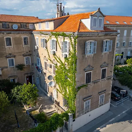 1881 - Heritage 아파트 *